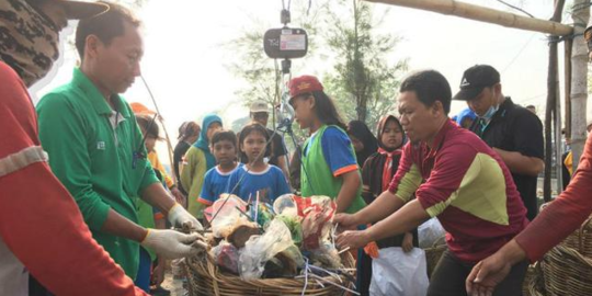 Kerja Bakti Di Berbagai Lokasi Warga Surabaya Kumpulkan Sampah Hingga