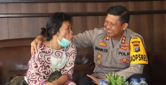 kondisi nenek odgj yang ditendang pelajar brutal makan mi disuapi perwira polisi