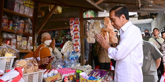 Blusukan ke Pasar Karanganyar, Jokowi Bagikan BLT dan Cek Harga Komoditas