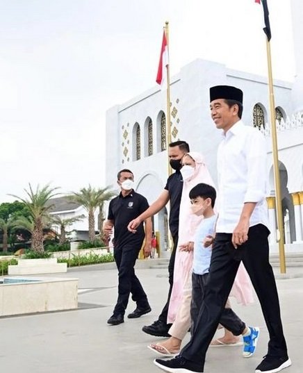 momen presiden ajak istri dan cucu ke masjid