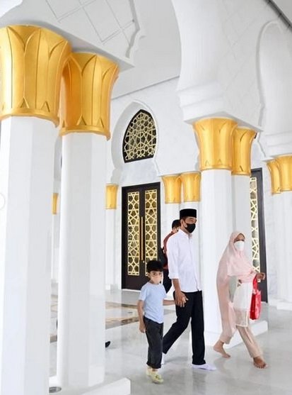 momen presiden ajak istri dan cucu ke masjid