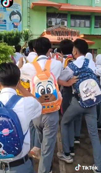 bikin gemas anak sma ini kompak semua pakai tas anak anak