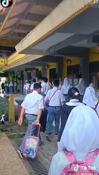 bikin gemas anak sma ini kompak semua pakai tas anak anak