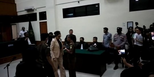 Tangis Nikita Mirzani Bacakan Eksepsi