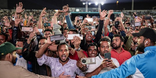 Antusiasme Pekerja Migran di Qatar Nobar Piala Dunia 'Hasil Keringatnya'