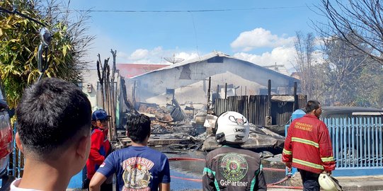 Jatuh saat Padamkan Kebakaran Gudang Tiner, Petugas Damkar Pekanbaru Meninggal Dunia