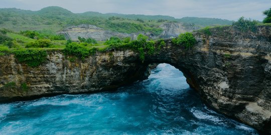 Foto Bergaya Salto, Wisatawan Jatuh ke Tebing Broken Beach Bali