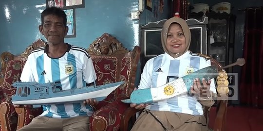 Fanatik Sepak Bola, Nelayan Ini Rela Libur Sampai Selesai Piala Dunia Qatar 2022