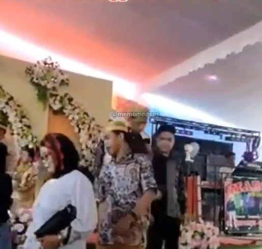 pengantin wanita tiba tiba peluk erat tamu pria saat salaman suami bereaksi begini