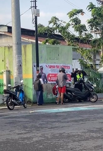 momen polisi berhenti lihat dua pelajar tak bisa ke sekolah lakukan hal tak terduga