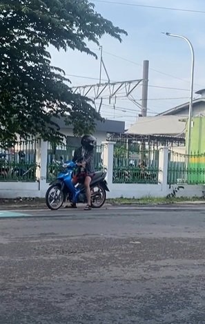 momen polisi berhenti lihat dua pelajar tak bisa ke sekolah lakukan hal tak terduga