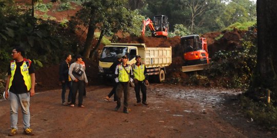 Jalan Desa di Cugenang Terputus, Pencarian Korban Gempa Cianjur Terkendala