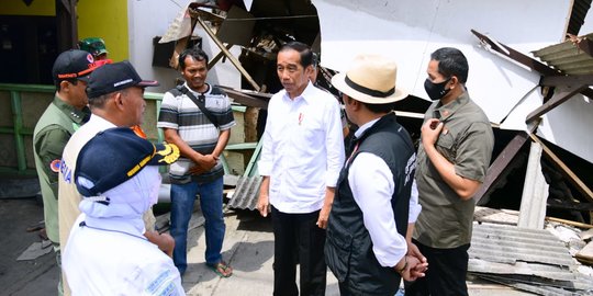 Tinjau Lokasi Gempa Cianjur, Jokowi Perintahkan Penyelamatan Korban Jadi Prioritas