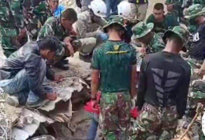 evakuasi wanita hamil korban gempa cianjur