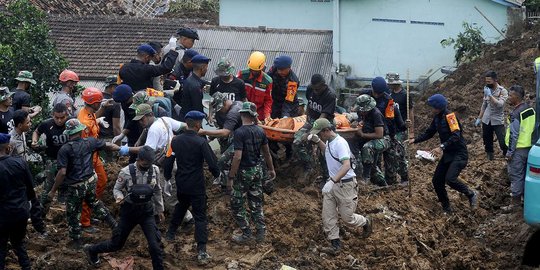 Perjuangan Tim SAR Gabungan Cari Korban Tertimbun Reruntuhan Gempa Cianjur