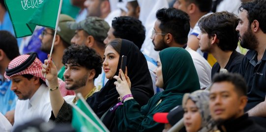 Wajah-Wajah Ayu Suporter Arab Saudi dalam Jepretan Kamera
