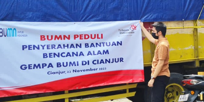 Telkom Salurkan Paket Sembako untuk Korban Gempa di Kabupaten Cianjur