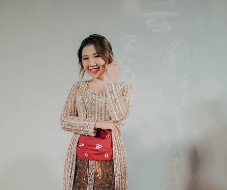 kebaya lamaran kiky saputri