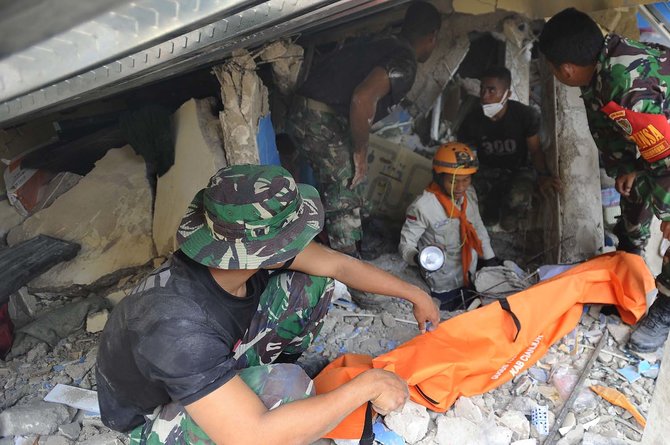 tim sar gabungan cari korban tertimbun reruntuhan gempa cianjur