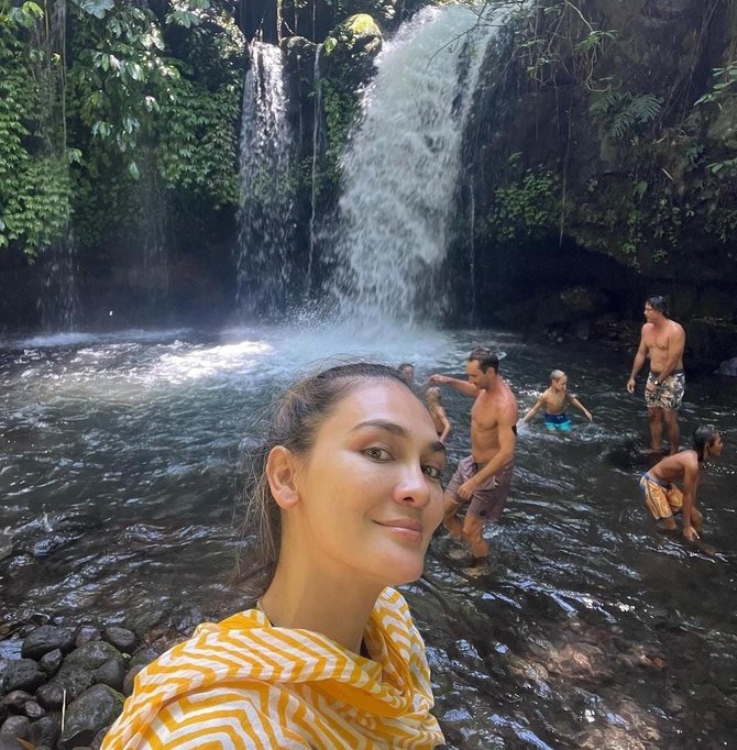 intip keseruan liburan luna maya bareng keluarga di bali main di air terjun