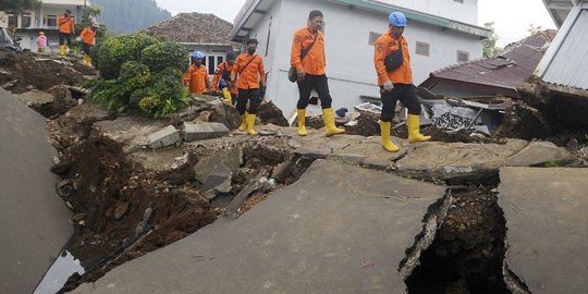 Dahsyatnya Gempa Cianjur Sampai Membelah Jalanan