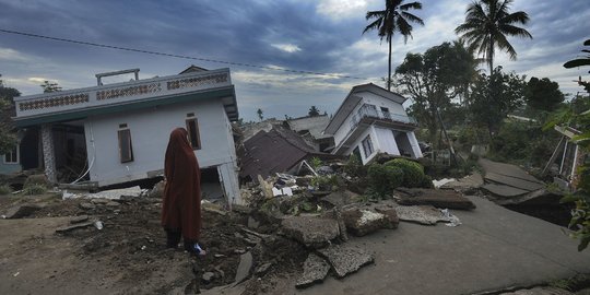 Potret Santri Bertahan di Tengah Reruntuhan Gempa Cianjur