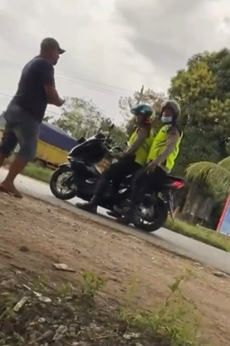 terekam kamera aksi arogan polisi tendang sopir truk di pinggir jalan