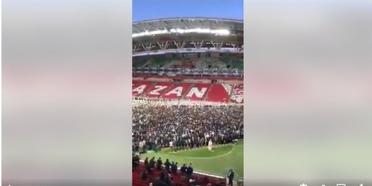 CEK FAKTA: Hoaks Ada Salat Berjamaah dalam Stadion Saat Piala Dunia Qatar