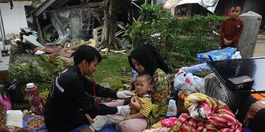 Pemeriksaan Kesehatan untuk Pengungsi Korban Gempa Cianjur