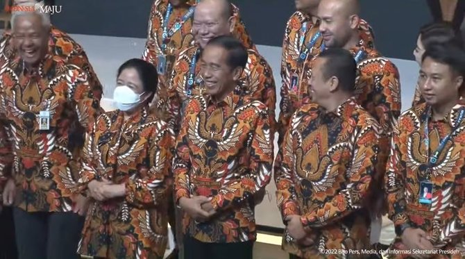 menteri bahlil usil tarik ganjar pranowo diri samping puan jokowi sampai tertawa