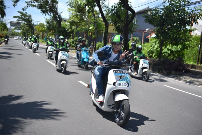 andre taulany dan surya insomnia jajal touring dengan motor listrik electrum