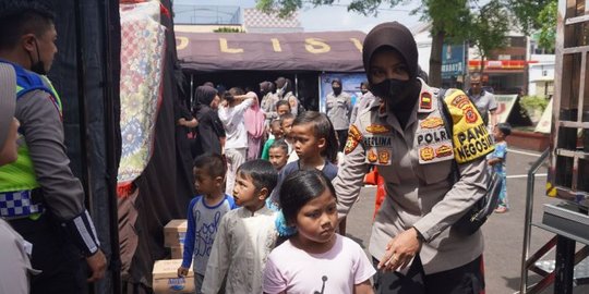 Aksi Polwan Polres Cianjur Hibur Anak-Anak Korban Gempa Atasi Trauma