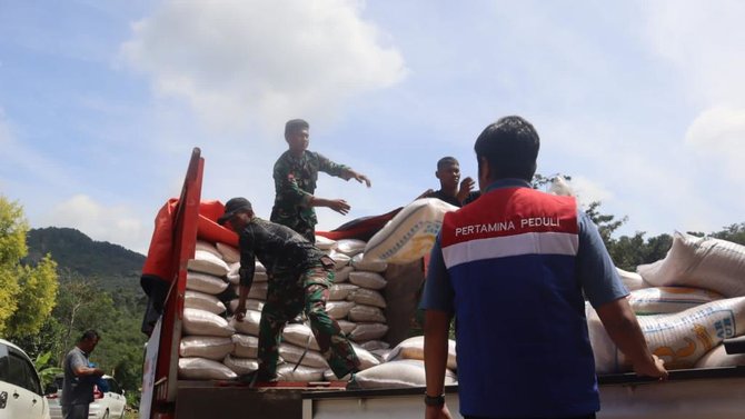 pertamina salurkan 12 ton beras bantu dapur umum untuk korban gempa cianjur