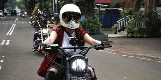 Potret Pedangdut Selvi Kitty Tunggangi Moge, Makin Seksi & Gahar