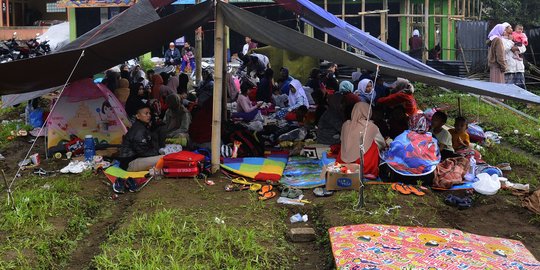 Cerita Korban Gempa Cianjur Dirikan Tenda di Kuburan, Berdampingan dengan Makam Baru