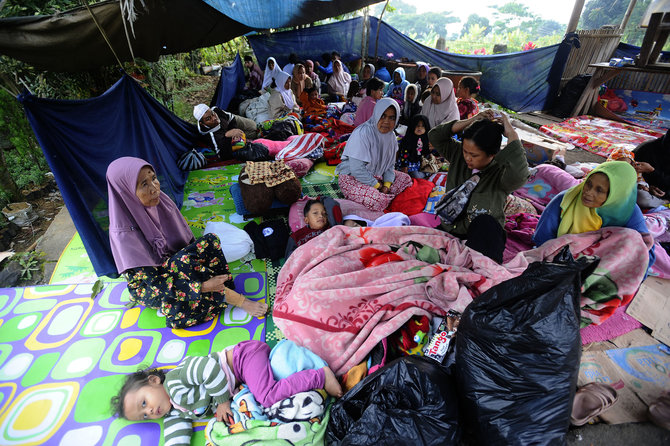 korban gempa cianjur bertahan di pengungsian seadanya