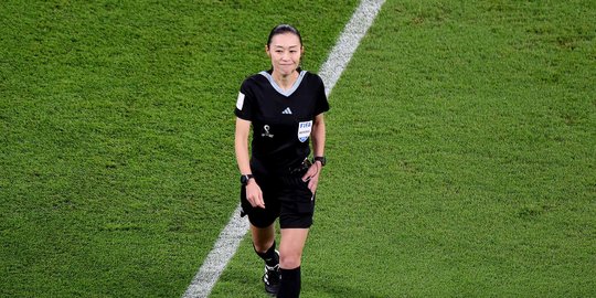 Aksi Wasit Perempuan Asal Jepang di Piala Dunia 2022