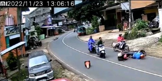 Viral Pengendara Senggol Cone Jalan Raya Berakibat Fatal, Begini Komentar Warganet