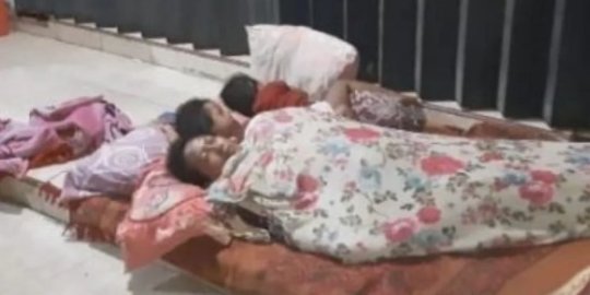 Potret Warga Situbondo Tidur di Teras Rumah, Hindari Gempa Susulan