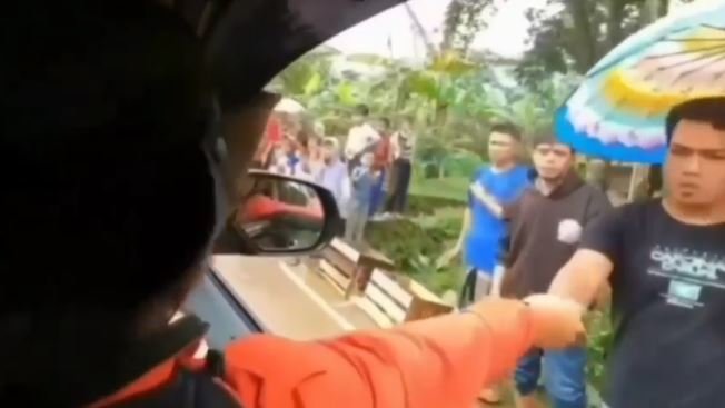 lagi mobil relawan beri bantuan gempa cianjur diadang warga 039seikhlasnya aja039