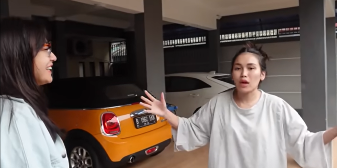 Hesti Rela Jalan Kaki ke Rumah Ayu Ting Ting karena Mobilnya Susah Masuk Gang Sempit