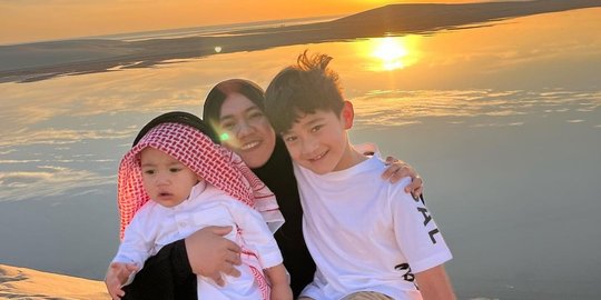 5 Potret Mbak Lala Pengasuh Rafathar di Qatar, Gayanya Curi Perhatian