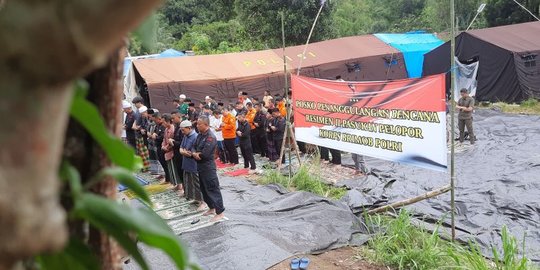 Suasana Keharuan Salat Jumat di Lokasi Gempa Cianjur