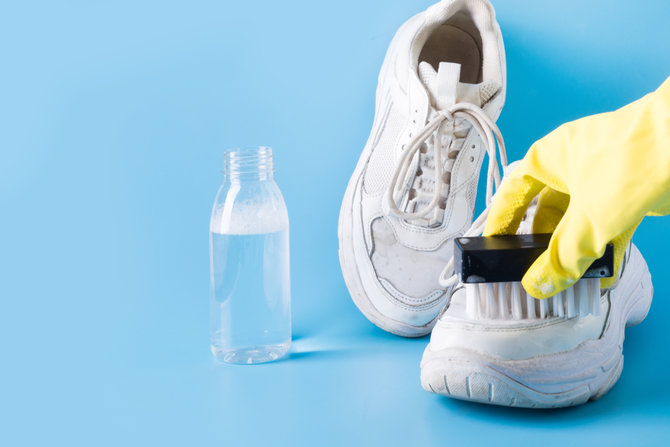 cara mencuci sepatu sneakers yang benar biar awet dan nggak cepat rusak