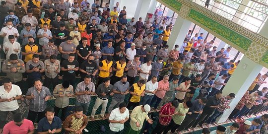 Ratusan Jemaah di Tangsel Gelar Salat Gaib untuk Korban Meninggal Gempa Cianjur