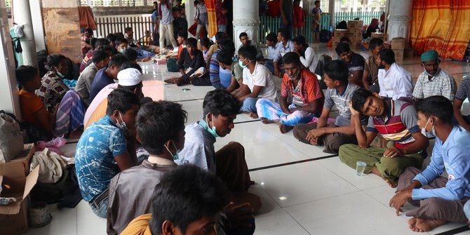 Masyarakat Aceh Utara Antar 111 Pengungsi Rohingya ke Kantor Bupati