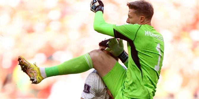 Momen Kiper Wales saat Diganjar Kartu Merah