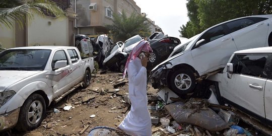 Penampakan Mobil-Mobil Bertumpukan Akibat Dahsyatnya Banjir di Jeddah