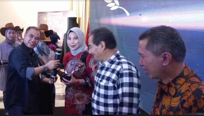 kementan anugerahi pemda dan petugas pelaksana ib dan transfer embrio ternak terbaik