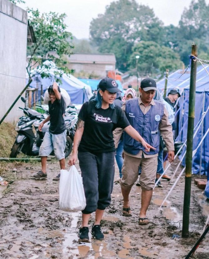 banjir pujian intip potret awkarin saat jadi relawan bantu korban gempa di cianjur